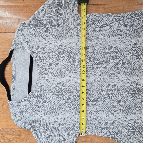 APT. 9 BRAND WOMEN'S PETITE LONG SLEEVES "SNAKE SKIN" PATTERN TEE SIZE XLP - Picture 7 of 13